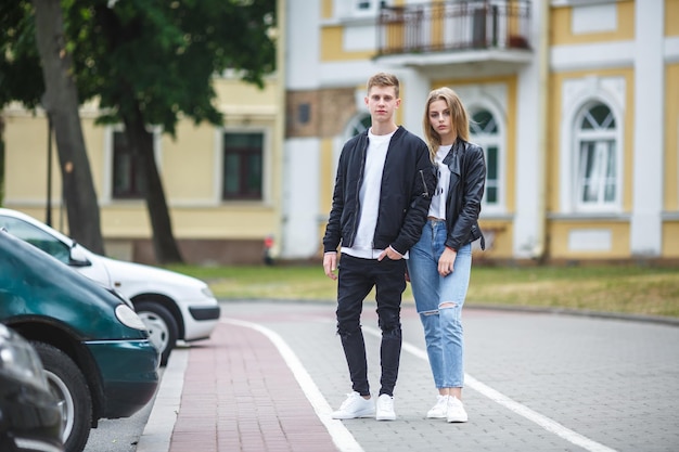 Couple d'adolescents élégants dans le contexte du paysage urbain