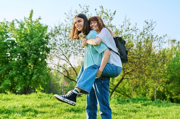 Couple d'adolescents heureux s'amusant ensemble en plein air