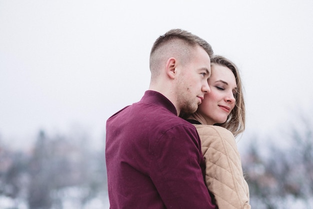 couple adulte affection dans le froid