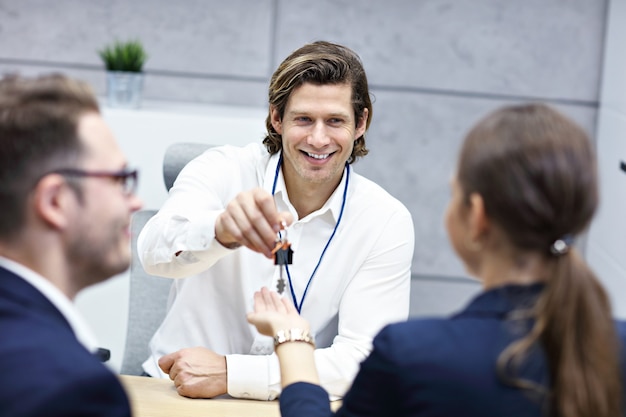 Photo couple adulte au bureau avec agent immobilier