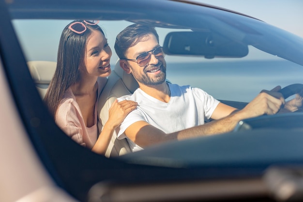 Couple adulte en cabriolet ensemble