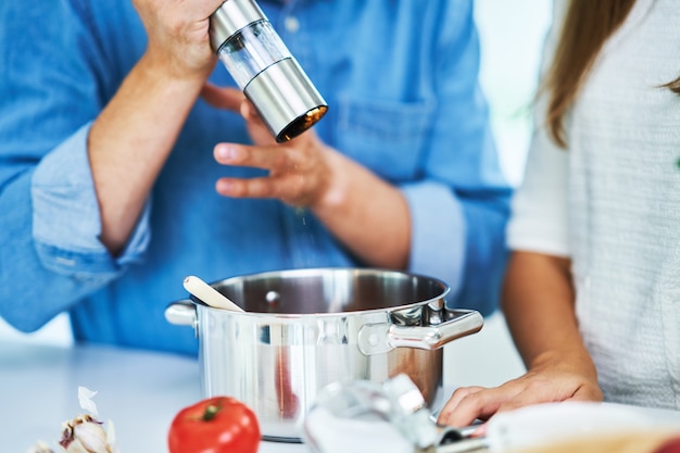 couple adulte cuisiner ensemble à la maison