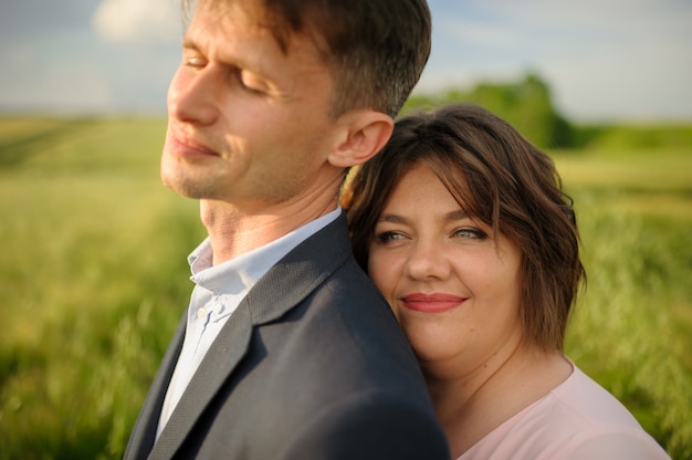 Couple adulte dans un champ de blé vert