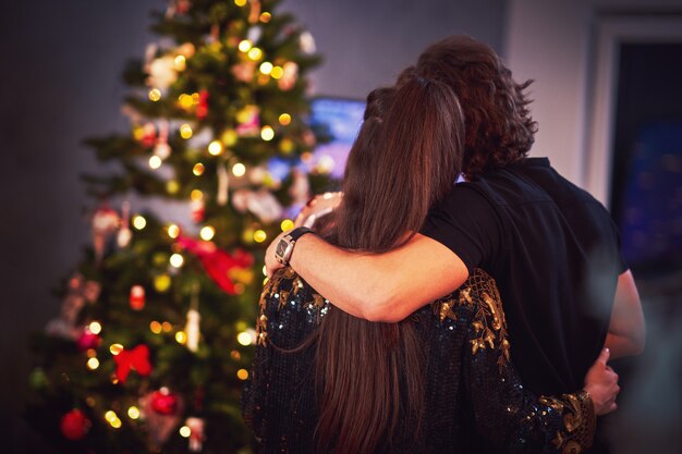 couple adulte, étreindre, sur, arbre noël