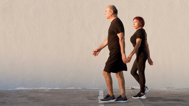 Couple adulte, faire du sport et marcher