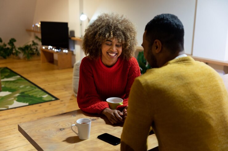 Photo un couple d'adultes du millénaire assis ensemble à la maison.