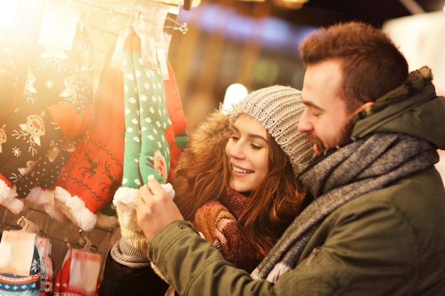 couple d'adultes faisant du shopping dans la ville pendant la période de Noël