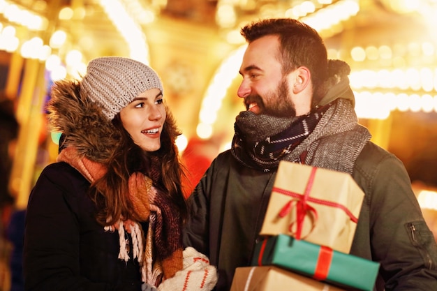 couple d'adultes faisant du shopping dans la ville pendant la période de Noël