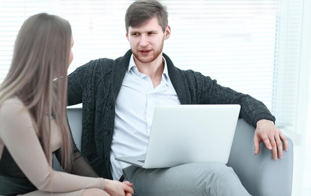 Couple d'affaires assis au bureau et travaillant en train de parler