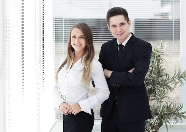 Couple d'affaires debout dans un bureau moderne