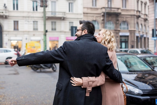 Couple d'affaires embrassant dans la ville