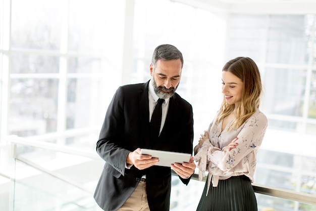 Couple d&#39;affaires avec tablette numérique au bureau