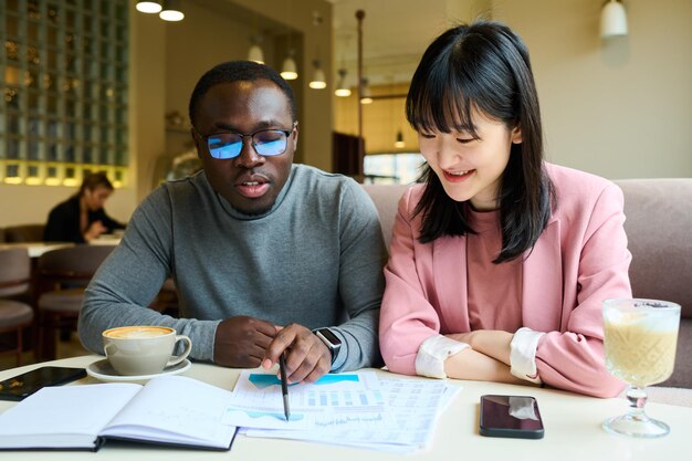 Couple d'affaires travaillant au café