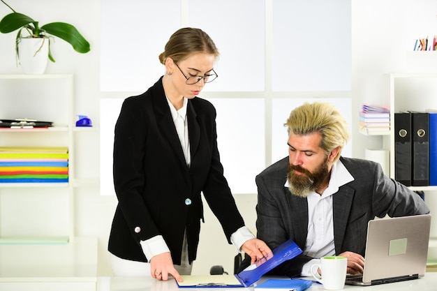 Couple d'affaires travaillant Couple au bureau Répartir les obligations et organiser l'équipe de travail Patron directeur directeur Rapport d'activité Entreprise prospère Homme et femme Construire une carrière Secrétaire de bureau