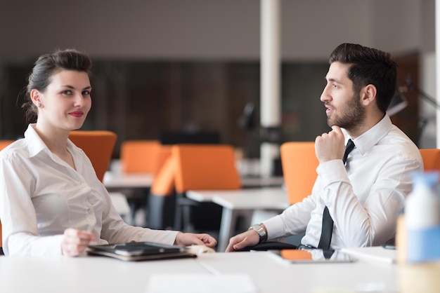 couple d&#39;affaires travaillant ensemble sur le projet au bureau de démarrage moderne