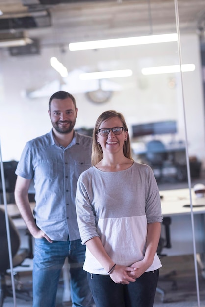 couple d&#39;affaires travaillant ensemble sur le projet au bureau de démarrage moderne