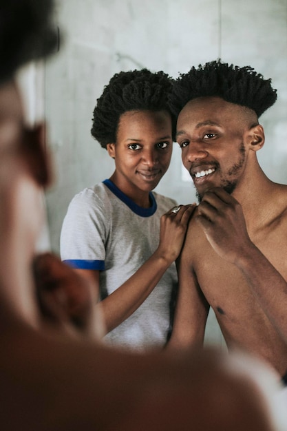 Un couple africain dans une salle de bain