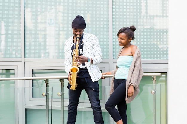 Couple africain jouant du saxophone