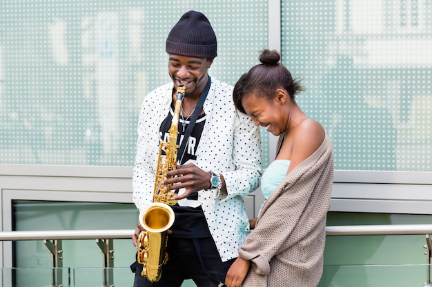 Couple africain jouant du saxophone