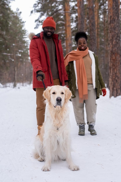 Couple africain marchant avec un chien à l'extérieur