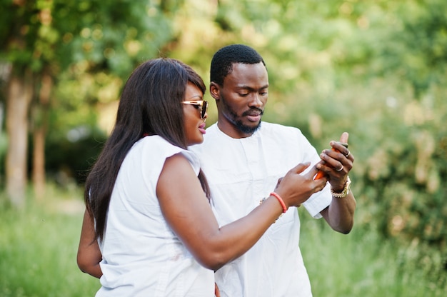 Couple Africain Noir Amoureux Faisant Selfie Sur Leur Téléphone