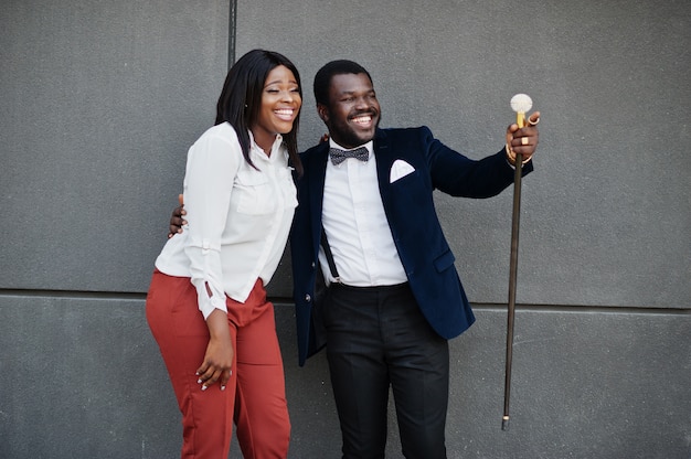 Couple afro-américain élégant en tenue de soirée