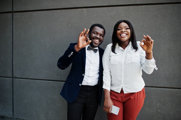 Couple afro-américain élégant en tenue de soirée