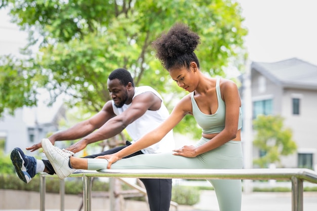 Photo couple afro-américain faisant de l'exercice