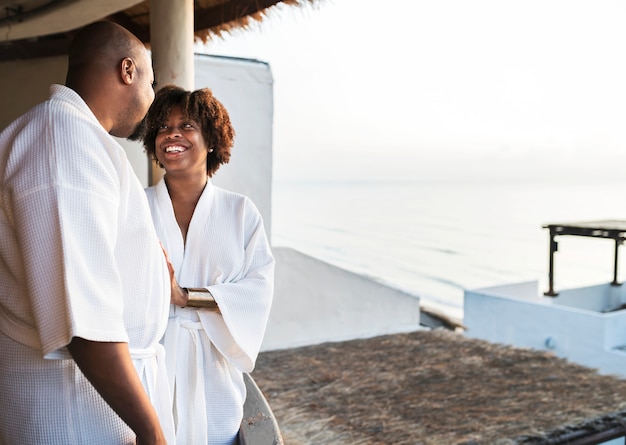 Couple afro-américain en peignoir à l&#39;hôtel