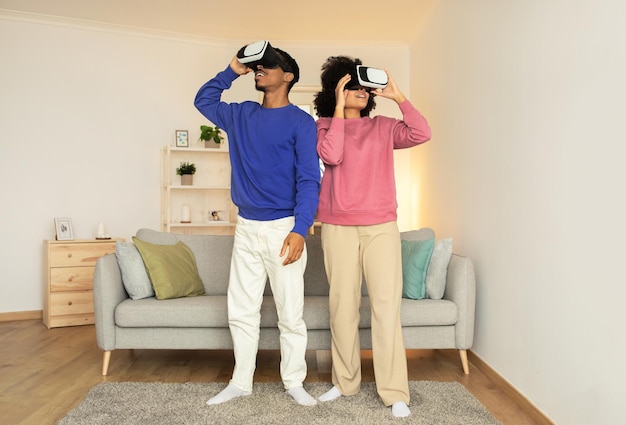 Photo un couple afro-américain profite d'une session de jeu vr innovante à la maison