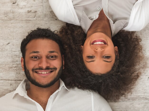 Couple afro-américain souriant