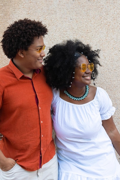 Couple afro dans la rue le soir