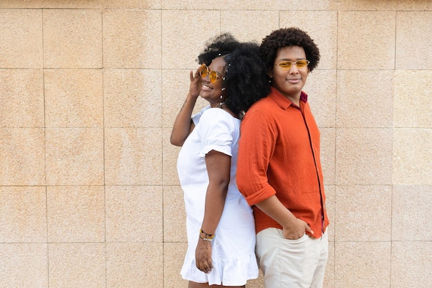 Couple afro dos à dos debout dans la rue