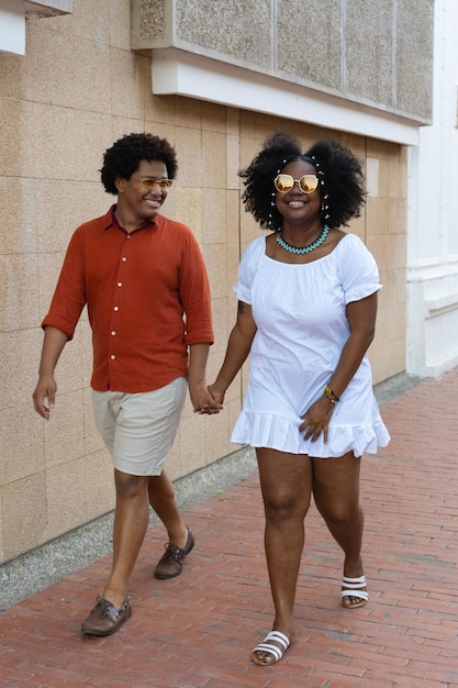 Couple afro se promenant dans la rue