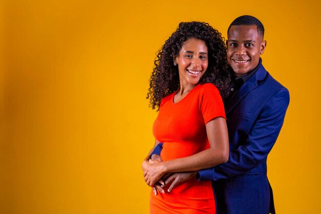 Couple afro-valentin amoureux sur fond jaune