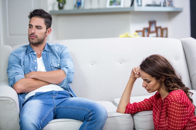 Couple agacé après discussion