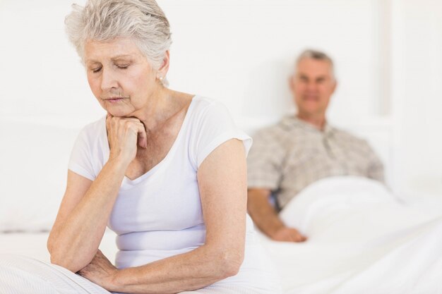 Couple agacé s'ignorant dans la chambre