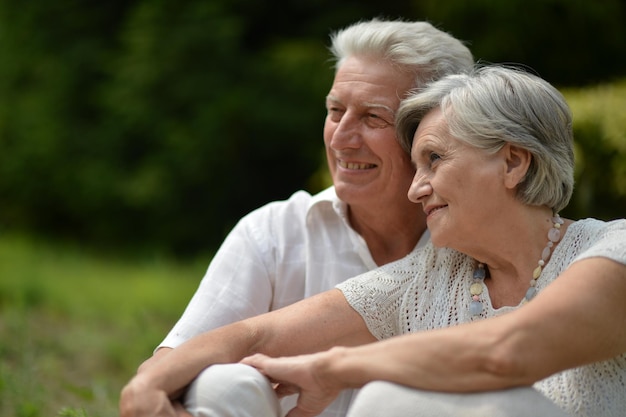 Couple âgé aimant