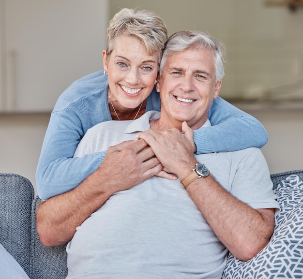 Couple âgé et amour avec câlin retraite et main dans la main avec relation d'engagement de confiance et mariage Retraite homme senior avec femme et partenaire se liant et heureux en portrait à la maison