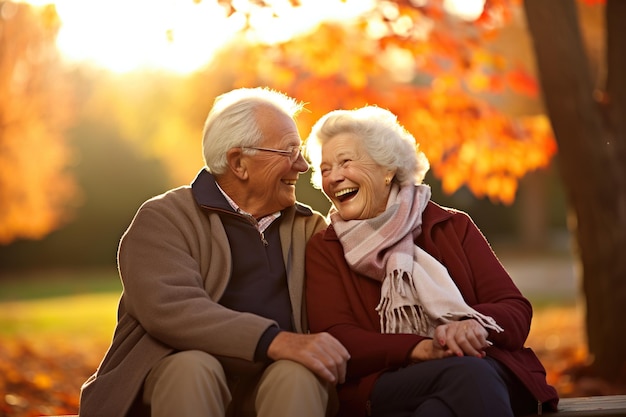 Un couple âgé assis ensemble au coucher de soleil d'un parc souriant heureux