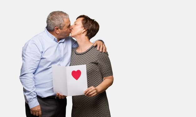 Couple d&#39;âge moyen célébrant la Saint Valentin