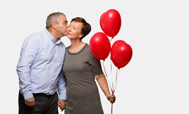 Couple d&#39;âge moyen célébrant la Saint Valentin