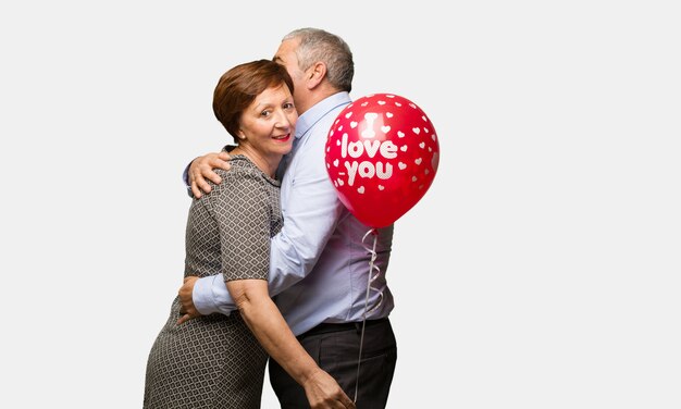 Couple d&#39;âge moyen célébrant la Saint Valentin