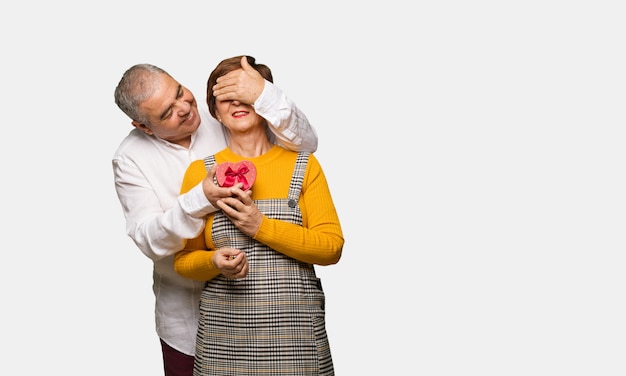 Couple d&#39;âge moyen célébrant la Saint Valentin