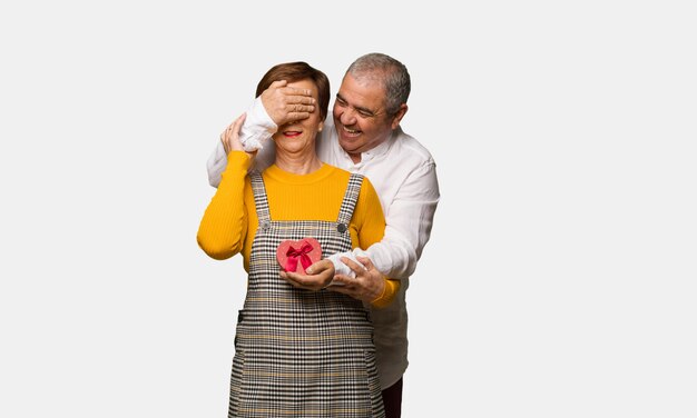 Couple d&#39;âge moyen célébrant la Saint Valentin