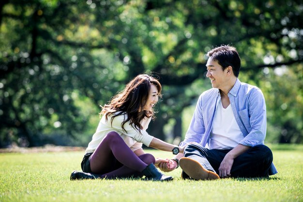 Couple d'âge moyen passer du temps ensemble à Tokyo sur une journée d'automne ensoleillée