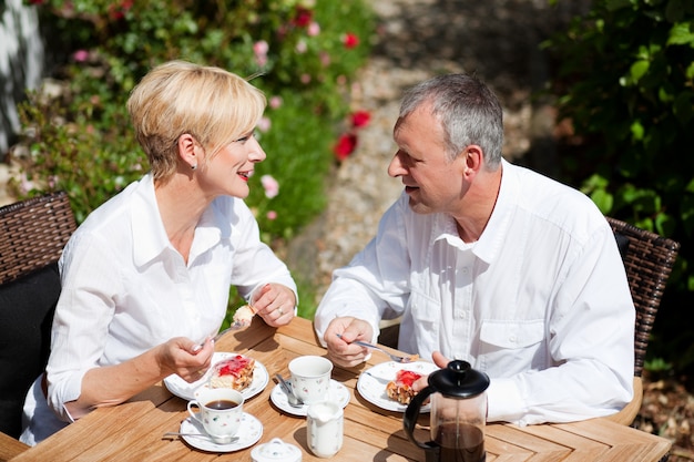 Couple d&#39;âge mûr ayant un café sur le porche