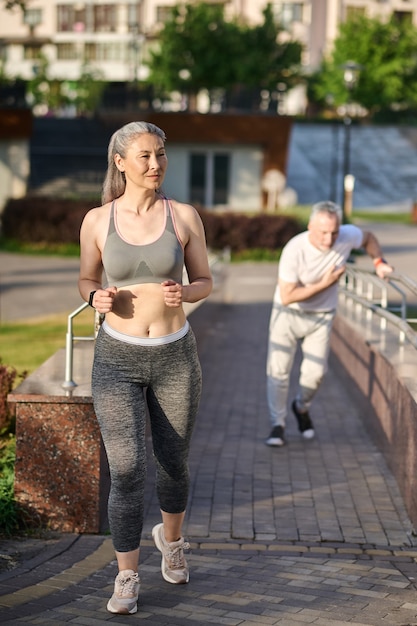 Un couple d'âge mûr ayant leur jogging matinal dans le parc