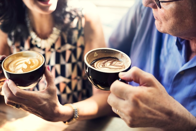 Couple d&#39;âge mûr boire un café ensemble