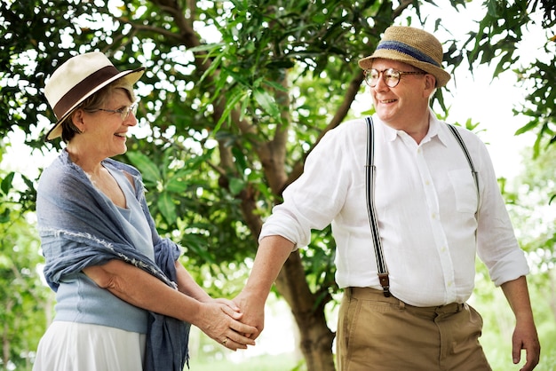 Couple d&#39;âge mûr bonheur parc romantique Concept